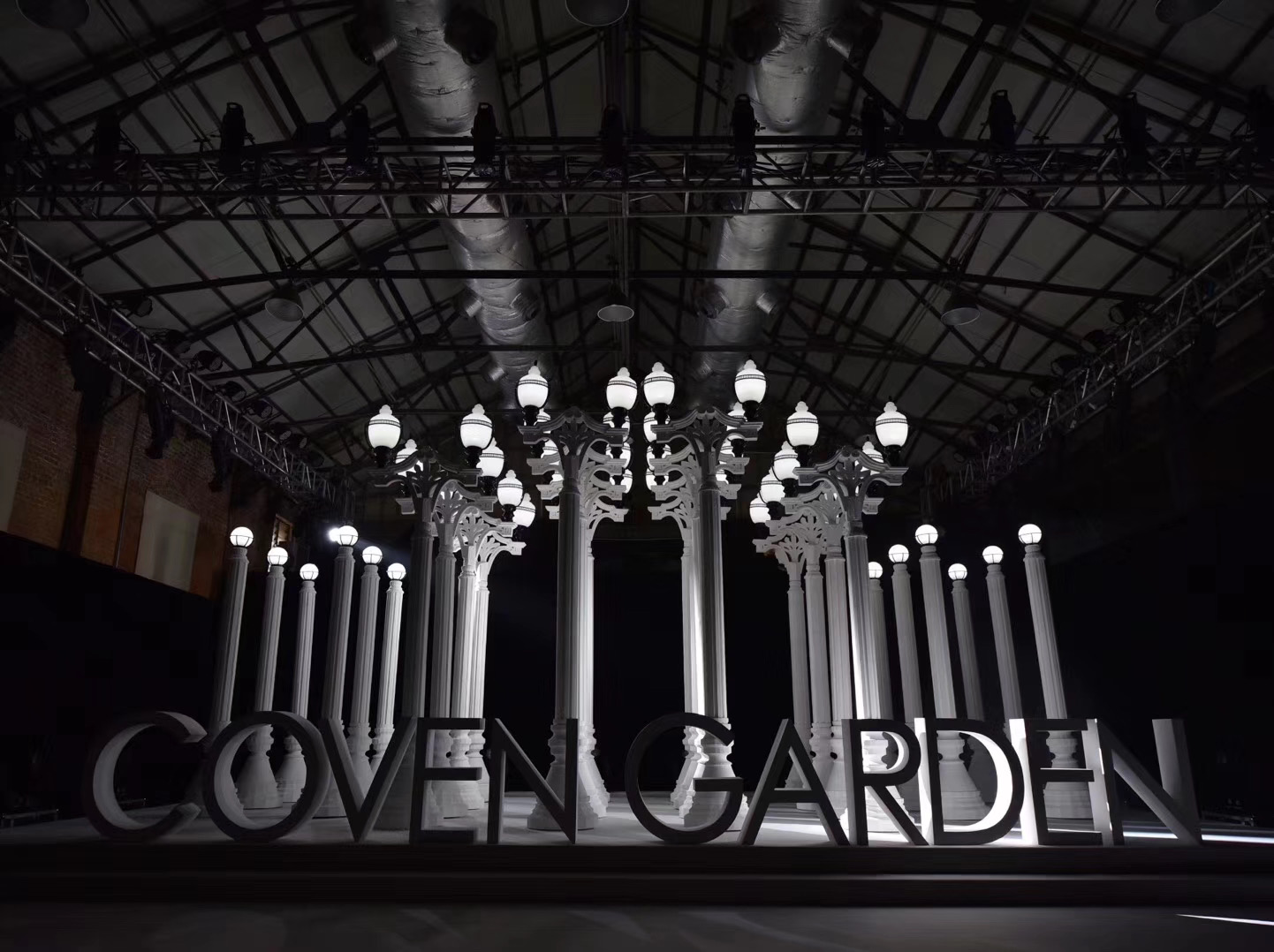 GOVEN GARDEN 柱廊舞台与品牌字标